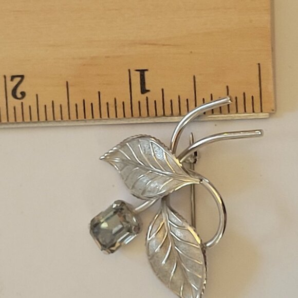 Vintage Van Dell Sterling Silver Leaf Brooch With Emerald-Cut Glass Gemstone - Picture 2 of 4